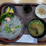 漁師のどんぶり屋 - 生しらす丼 900円