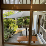 那覇そば処 たからまちがー - 店内から外を眺む