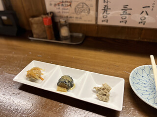 Yakitori Hoshinoie - ◯お通し¥ask …右から、タンとカシラのリエット、ナス味噌炒め、鯵の南蛮。一口サイズですが、3種あって嬉しい♪