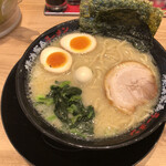 横浜家系ラーメン 有楽家 - 味玉ラーメン(塩味)