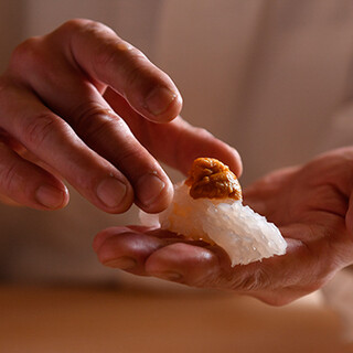 採用嚴格挑選的時令食材和手工製作的“Omakase套餐”