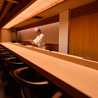 An all-seat counter where you can see the craftsmen's brilliant hand-gripping techniques up close.