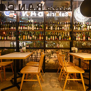 モザイク調のタイルがお洒落なワイン&日本酒バル♪