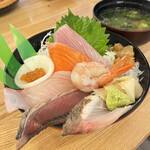 Don Kurabe - 海鮮丼（税込1,298円）、みそ汁（税込66円）