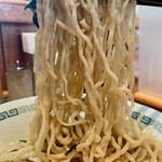 中華蕎麦 春馬 - まぜまぜして中細ちぢれ麺をリフトUP⤴️