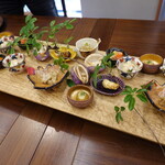 柚木元 - 前菜盛り合わせ、志げ子なす、塩いかのごま酢和え、白まいたけ、信州サーモンのスモーク、下栗いも、鮎のアンチョビとうるか、松茸の味噌漬け、アケビのから揚げ