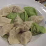 徳発長 - エビ味噌のような風味の水餃子。緑の皮はバジルのようなハーブっぽい香りがする。