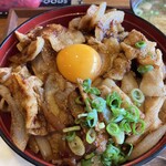 スタンディング大黒屋 - あべの豚肉めしに追加の生玉子をオン♪