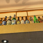 Tsukemen Enaku - 頭上には世界のビール瓶