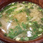 Shokujidokoro Nomidokoro Shima - みそ汁は白身魚のアラと豆腐、玉ねぎ入り♪
