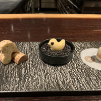 YAKITORI 燃 es - 右から青リンゴのメレンゲにフォアグラのテリーヌ、真ん中はスナックチキンのビスケット、右側がサブレと鶏のパテ