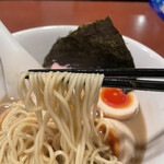 酒肴場 屯 - 三河屋製麺の細ストレート麺はカタメの茹で加減でパッツン食感がgood