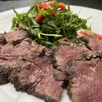 牛サガリのグリル　プチトマトとルッコラサラダ添え