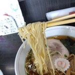 中華麺房 東龍 - 麺リフト⤴️細麺にスープが絡んできます(^^)d