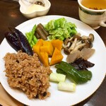 cafe 月ノ農 - 月ノ農ランチプレート（玄米小豆ごはんと産直野菜）