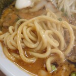 味噌屋 八郎商店 - "太"に近い"中太"のモッチモチ麺がスープを持ち上げてくれる。