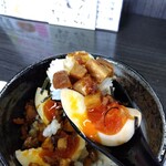 中華麺房 東龍 - 「肉玉めし」リフト⤴️タレが染みたコロコロチャーシューと味わい濃い味玉との組み合わがなかなかな一品(^o^)v
