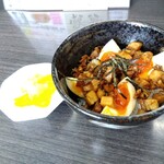 中華麺房 東龍 - 「肉玉めし」着丼＼(^o^)／ 小皿には「沢庵漬け」♪