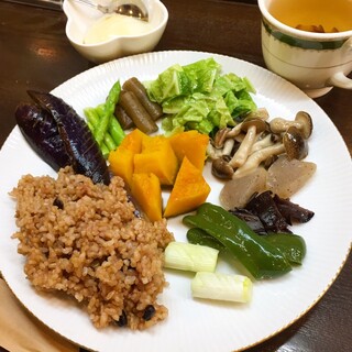 Kafe Tsuki No Minori - 月ノ農ランチプレート（玄米小豆ごはんと産直野菜）