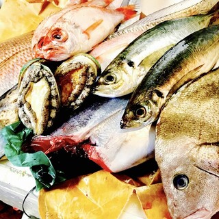 산지 직송의 생선이나 야채를, 유명 고기를 사용한 일품 요리를 제공