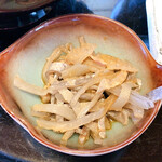 魚久 - 小鉢はまぐろの皮？ ぷるぷるコラーゲン、ポン酢仕立てで美味しかった♪