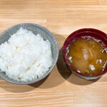 Yamanashi Iekei Ganso Sumiyaki Samurai Hambagu - ご飯と味噌汁