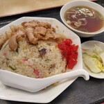 中華料理 天山 - 肉チャーハン800円(税込)
            しっとり系ですがお米の粒立ちが良く熱々で味付けも抜群に美味しい♪肉のタレがチャーハンにしたたり甘じょっぱくなっており好みが別れるかな？
            個人的にはデフォルトの方が好きです