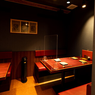A hideaway Izakaya (Japanese-style bar) with an attractive chic atmosphere is a relaxing space for adults.