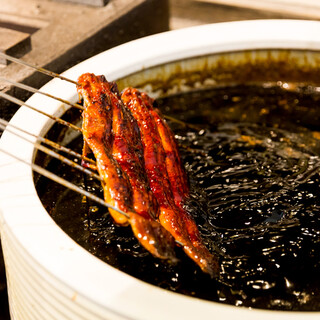 焼き立ての鰻から旨味が混ざる創業より継ぎ足された秘伝のタレ