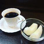 cafe 月ノ農 - ハンドドリップしたコーヒーが美味しい。旬の梨も美味。