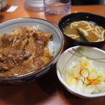 東京チカラめし - 焼牛めしと味噌汁、お新香