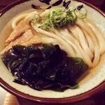 Udon Kyutaro - あさキュー小温（450円）　きれいな出汁に整った麺　お揚げ・わかめ入り（2022年9月）