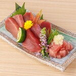 Compare 3 types of tuna delivered directly from a tuna wholesaler: lean, medium-fatty, and medium-sized tuna