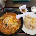 張記餃子房 - 味噌麺と半チャーハン