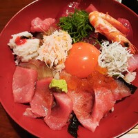 味菜 - 脂が乗ったなめらかな天然まぐろ中トロに、鱧や海老にイクラや蟹身、しらすまで♪甘めの醤油ダレが海鮮にもご飯にも良く合う！