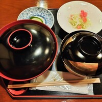 味菜 - きちんと蓋をして提供されるのが割烹ならでは♪みそ汁にサラダ、香の物付きの海鮮丼1,100円