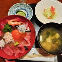 味菜 - 種類豊富な海鮮がぎっしり、ご飯が見えない豪華な海鮮丼♪お出汁の効いたみそ汁や和風コールスロー？もいいお味