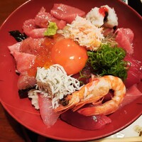 味菜 - 天然まぐろの赤身は醤油ダレをからめた漬け風、オレンジ色に輝く卵黄を鯛やツムブリ、イクラにからめても最高！
