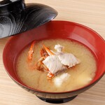 蟹足和魚雜的味噌湯