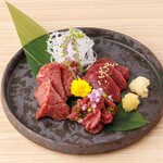 Assortment of 3 pieces of lean horse sashimi from Kumamoto prefecture, marbled meat, and yukhoe