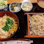 Gyoutoku Sunaba - 親子丼セット。1,050円
                        何じゃかんじゃ賑やかな印象