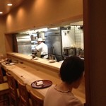 日本料理 松下 - カウンターの一枚板はいいですね！