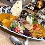 森林食堂 - 長期成熟鶏のチキンカレーと桃豚さんのキーマカレーの
            あいがけ +ちょい乗せイカ墨鴨キーマカレー