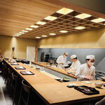 おが和 - ◎新築した建物の店内は木の温もりを感じ落ち着いて食事ができる。