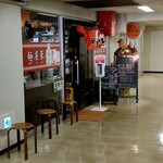 Menya Saishin - 店舗入口（建物の奥にある）