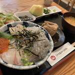 マルカイ水産 - 3種海鮮丼と言いながら5種乗ってたよー