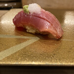 梅田 鮨 よこ田 - 中トロ　ワサビと大根おろしとの相性が絶妙！とても良いマグロでしたよ！