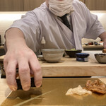 梅田 鮨 よこ田 - 寿司置く時も真面目！海鮮巻きもとても美味しかったですよ！海苔の風味最高！