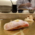 梅田 鮨 よこ田 - 金目鯛　炙りにすることによって、良い脂が回り香りも良くなりますね！金目鯛は炙りに限る！