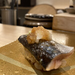 梅田 鮨 よこ田 - 秋刀魚　炙り具合　大根おろし　ワサビ　全てのバランスが良くとても美味しい　塩加減も天才的！
